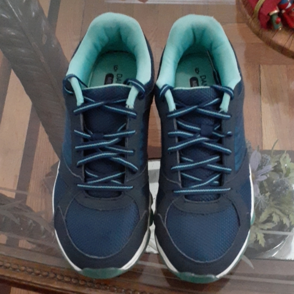 Danskin now memory foam sneakers size 6